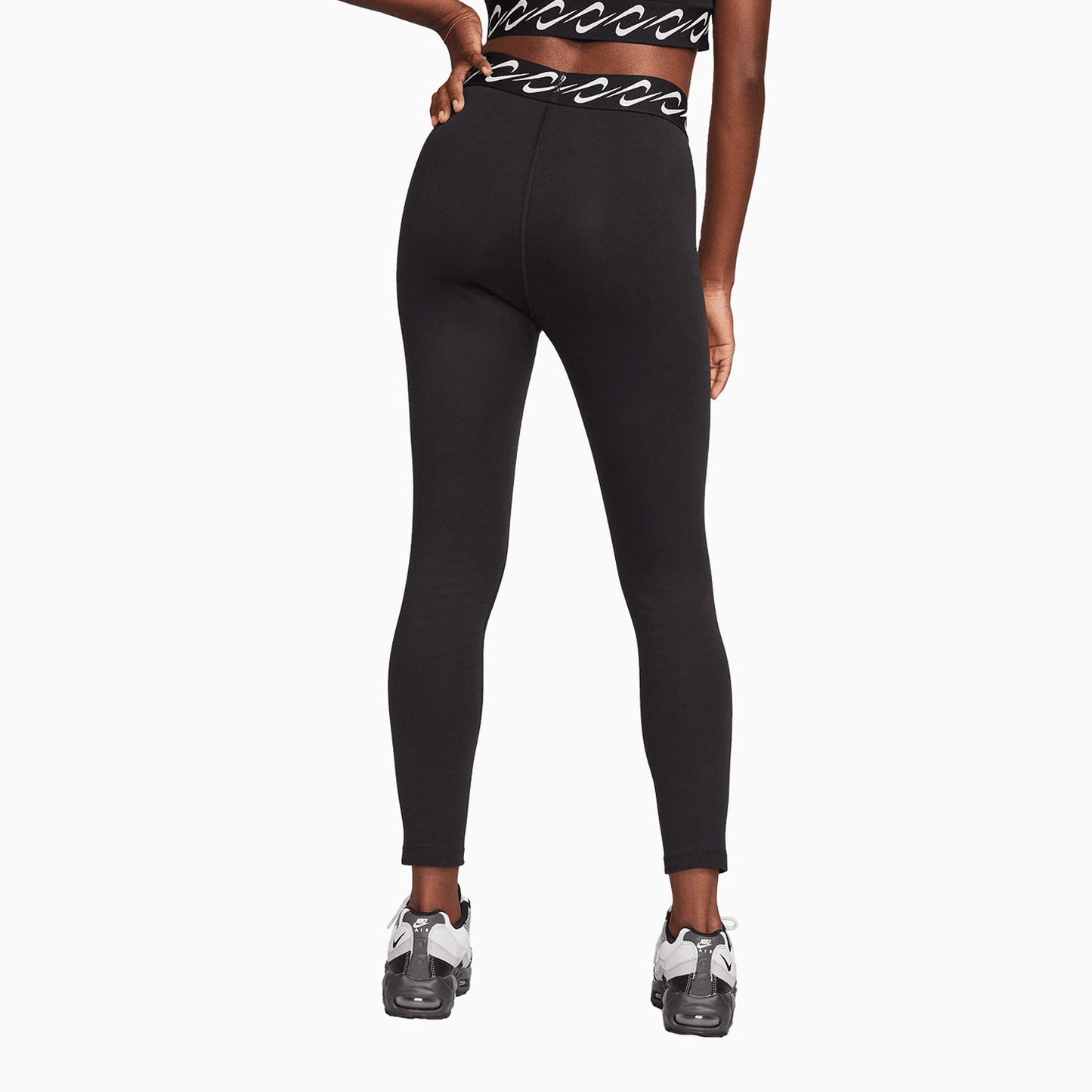 Women's Sportswear Essential Outfit